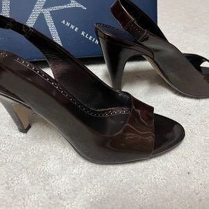 Open toe pumps 2,.5 inches patent brown leather